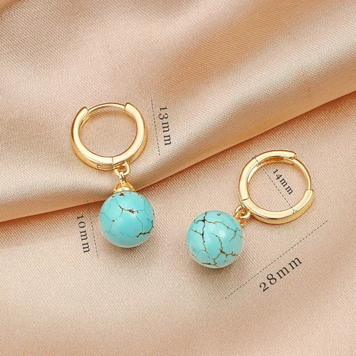 Vista 4 de Pequeños aretes de aro de oro con forma de concha y perlas colgantes, ligeros, hechos a mano, joyería para mujer