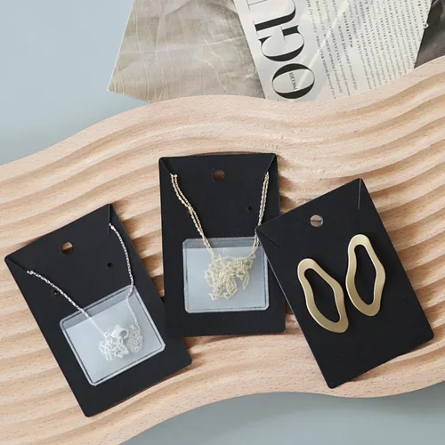 Vista 5 de Temlum 100 tarjetas de exhibición de joyas con 100 bolsas adhesivas y bolsas transparentes, soportes para tarjetas de collar y aretes para vender