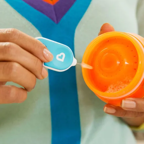 Vista 2 de Munchkin® Details™ Juego de 4 cepillos para limpiar botellas y tazas con llavero