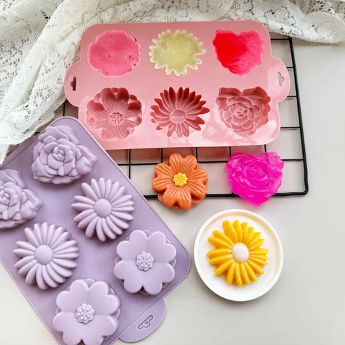 Vista 4 de Paquete de 2 moldes de silicona para tartas de flores para hornear, 6 cavidades 3D de margaritas 3D, moldes de chocolate rosa para hacer mousse
