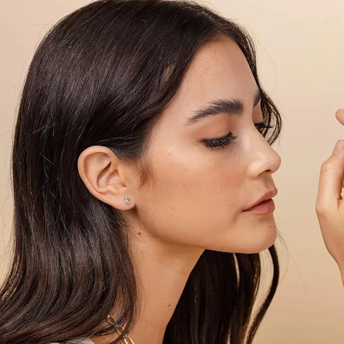 Vista 4 de PAVOI Aretes de barra de plata de ley chapada en oro de 14 quilates, lunares, corazón, triángulo, estrella, gato, aretes delicados para mujer