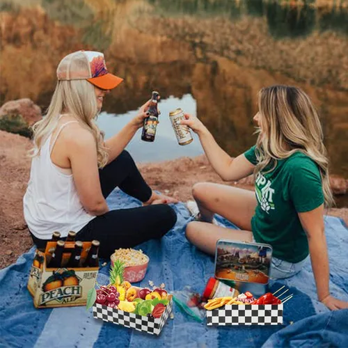 Vista 3 de 30 unidades de suministros de fiesta de cumpleaños de coches de carreras, 4 cajas de comida de esquina, bandejas de papel para aperitivos en blanco