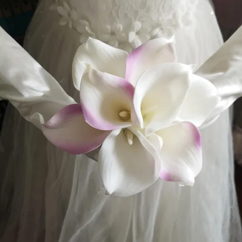 Vista 8 de Boda Floral Lirios de Alcala Púrpura con Cristales Bayas Bling (2 Calla Lilies boutenieres)