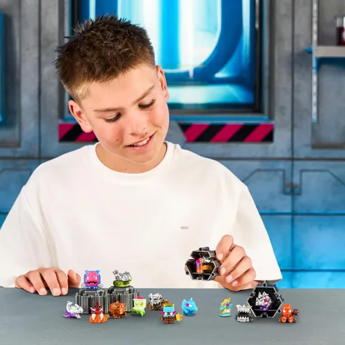 Vista 4 de MrBeast Lab Swarms Battle Fusion Series Mega Lab Pack - Incluye 14 micro bestias con martillo ultra raro, más de 80 para coleccionar, calcomanías