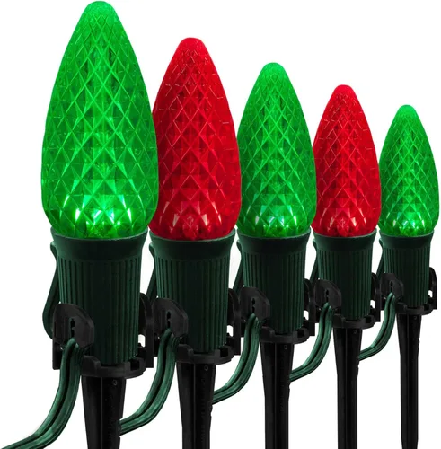 Vista 13 de Wintergreen Lighting 25’ OptiCore LED Luces navideñas verdes para camino, C9 Luces navideñas para exteriores, estacas de 4.5”, cable verde
