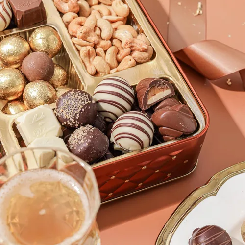 Vista 3 de Cesta de regalo gourmet de chocolate y nueces, surtido de chocolates, trufas, anacardos, maní y nueces saladas envueltos individualmente, lata