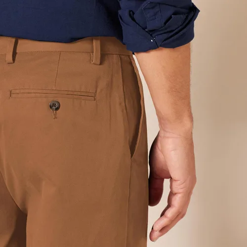 Vista 4 de Tienda Essentials Men's Classic-Fit Wrinkle-Resistant Flat-Front Chino Pant (Available in Big & Tall)
