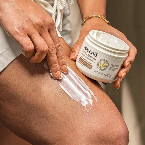 Vista 5 de Aveeno Crema de noche renovadora Tone + Texture Body con avena prebiótica, exfolia e hidrata suavemente la piel sensible, suaviza y nutre