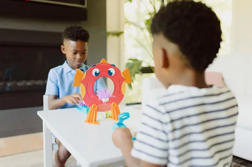 Vista 3 de Chuckle & Roar Juego familiar Go Fish Feeding Frenzy