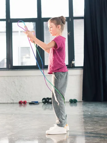 Vista 5 de Lorvain Cuerda de saltar para niños, cuerdas de saltar ajustables para niñas y niños pequeños, cuerda de saltar de algodón con mango de madera