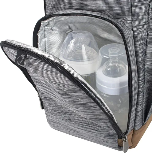 Vista 5 de Fisher-Price Mochila para pañales con cordón y bolsillo para toallitas, compartimento aislado para botellas, correas para cochecito, Gris, Moderno