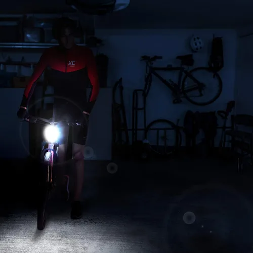Vista 7 de Apace Illuma ZT3000 Luz delantera recargable USB para bicicleta con luz de 200 lúmenes para una visibilidad óptima en la bicicleta