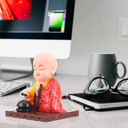 Vista 3 de Juego de 2 figuras de monje de cabeza agitada con energía solar, decoraciones de tablero de automóvil de Buda, estatuas compactas de 3.54 pulgadas