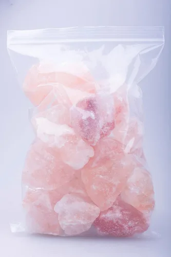 Vista 2 de Trozos de sal rosa del Himalaya, 100% natural, trozos de sal de roca mineral sólida de 1.2 a 2 pulgadas 1.9 libras Bolsa de trozos