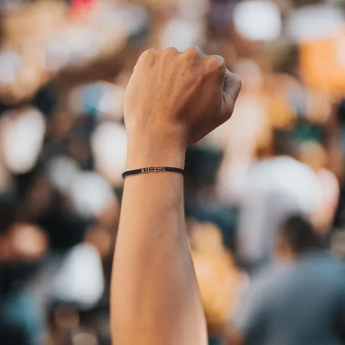 Vista 2 de JoycuFF - Pulsera motivacional en código morse para mujer con mensaje secreto, confeccionado con cuentas de madera y cordón. Joyería para regalar