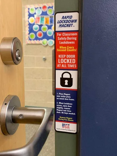 Vista 2 de Paquete de 10. El imán de bloqueo número 1 de Estados Unidos utilizado en más de 2,500 escuelas. Rapid Lockdown Magnet para cierres escolares más