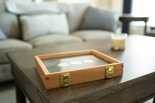 Vista 9 de Two Timbers - Vitrina pequeña con acabado de cerezo, caja de madera hecha a mano con parte superior de vidrio, puntas de flecha, cuchillos, rocas