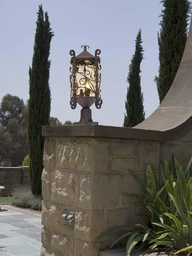 Vista 6 de John Timberland Casa Sevilla - Lámpara de poste rústica de nogal oscuro, pergamino de hierro martillado de 23 1/2 pulgadas, vidrio martillado