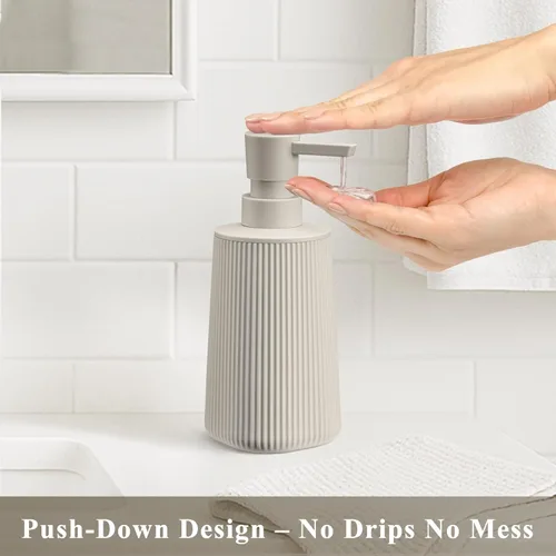 Vista 2 de Paquete de 2 dispensadores de jabón de manos beige con bomba antióxido para encimeras de baño y cocina, plástico mate a rayas recargables de 8.5