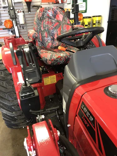 Vista 4 de Durafit Seat Covers, Compatible con fundas de asiento Mahindra para todos los modelos actuales de tractor con asiento de una pieza con reposabrazos.