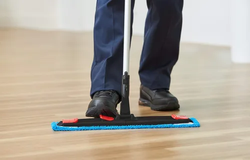 Vista 2 de Rubbermaid Commercial Products Fregona plana adaptable de microfibra de 18 pulgadas para WaveBrake, escurridizable, para limpieza de alta