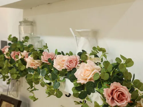 Vista 5 de PARTY JOY Guirnalda de eucalipto artificial de 6.6 pies, guirnalda de hojas de eucalipto con rosas rosadas para fiestas, mesa de boda