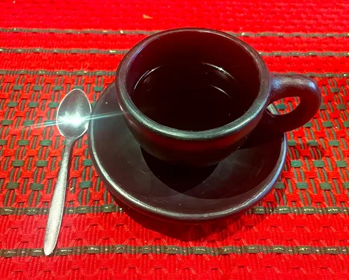 Vista 2 de Juego de 6 tazas de café de 4 onzas hechas a mano de arcilla negra sin esmaltar, hechas en Colombia, ecológicas