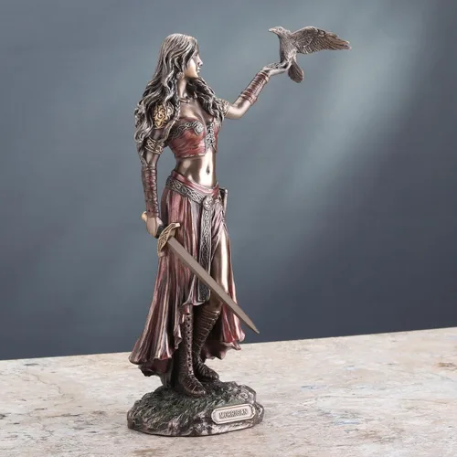 Vista 4 de Veronese Design 10 1/4 pulgadas Diosa celta Morrigan con cuervo y espada Estatua de resina acabado en bronce