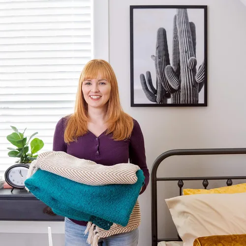 Vista 2 de Poster Palooza Marco negro de madera maciza de 10 x 20 pulgadas, acrílico UV, respaldo de tablero de espuma y accesorios para colgar incluidos