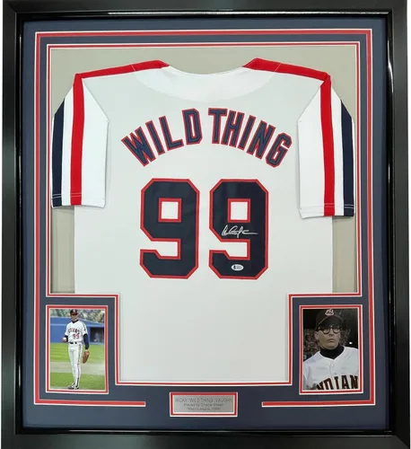 Camiseta de béisbol enmarcada autografiadafirmada de Charlie Sheen 33x42 Wild Thing Ricky Vaughn de la película Major League con COA de JSA