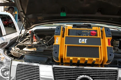 Vista 5 de Amps instantánea con Interruptor integrado de alimentación Cat CJ3000 Professional Jump Starter: 2000 Pico/1000