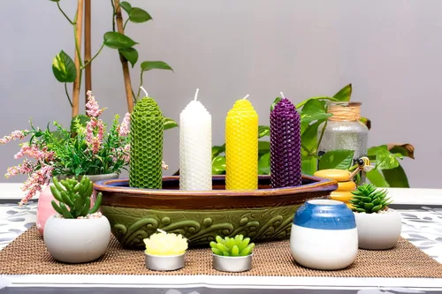 Vista 6 de Velas de pilar de cera de abeja 100% natural (6 x 1.25-1.5 pulgadas). Candelabro sin perfume con patrón de panal para decoración de centro de mesa.