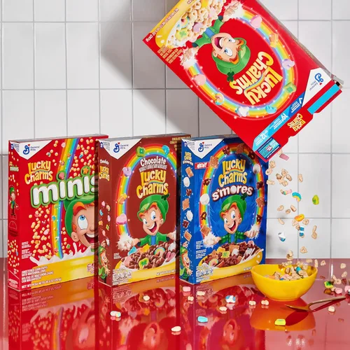 Vista 9 de Lucky Charms sin gluten con malvaviscos, cereales para el desayuno para niños, hechos con grano integral, 10.5 onzas