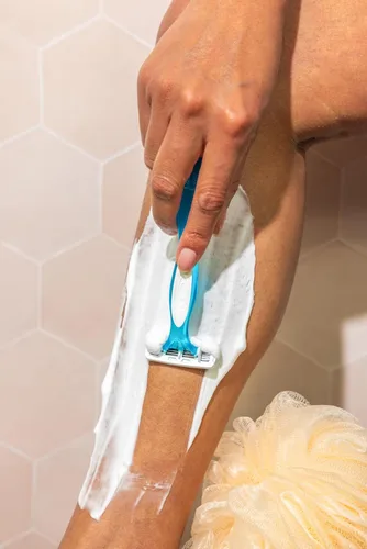 Vista 10 de BIC Soleil Comfort - Maquinilla de afeitar desechable de 4 hojas para mujer para piel sensible para un afeitado suave y cerrado, juego de maquinilla