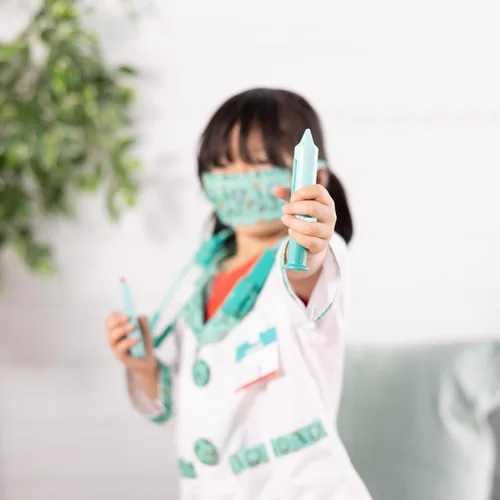 Vista 7 de Melissa & Doug - Disfraz para jugar a ser doctor (embalaje libre de frustración)