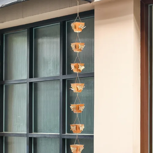 Vista 5 de Cadena de lluvia dorada de 8.5 pies con diseño de mariposa, alternativa decorativa, resistente al óxido y resistente para drenaje de agua al aire