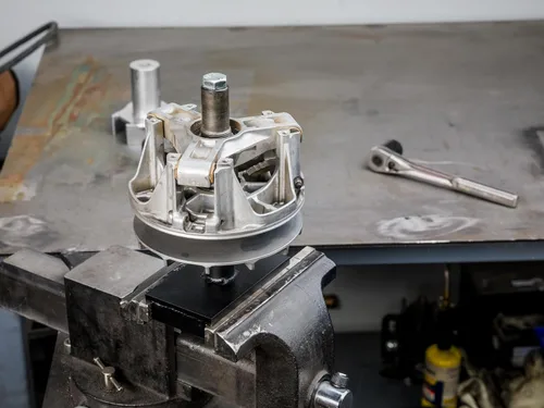 Vista 8 de SuperATV Herramienta de soporte de embrague para los modelos Polaris, recubierto de zinc, hecho de acero endurecido 4340