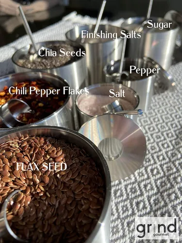 Vista 2 de Grind Gourmet Bodega de sal, tarros de especias de acero inoxidable, tarros de especias de almacenamiento de plata con cuchara soporte de acero