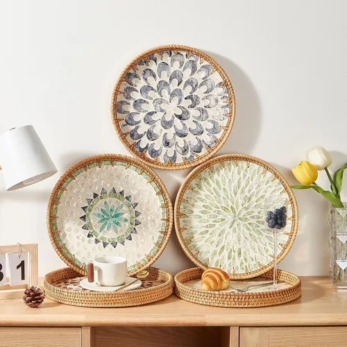 Vista 5 de Kmelep Bandeja redonda de ratán con incrustaciones de madreperla, bandeja de ratán con base de madera, cesta decorativa de mimbre para decoración