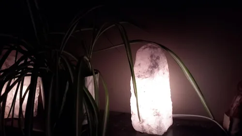 Vista 5 de Lámpara de cuarzo rosa rosa espécimen de cristal natural mineral áspero decoración luz de noche