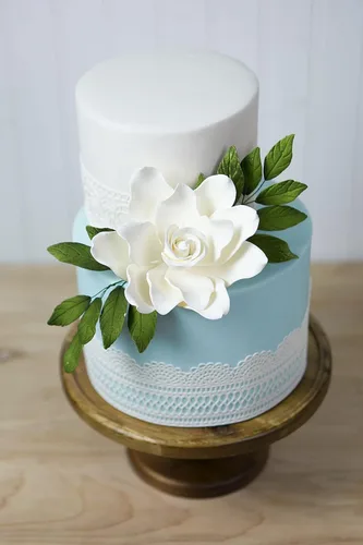 Vista 4 de Global Sugar Art Gardenia - Flores de pastel de azúcar Jumbo blancas con alambre, 1 unidad por el chef Alan Tetreault