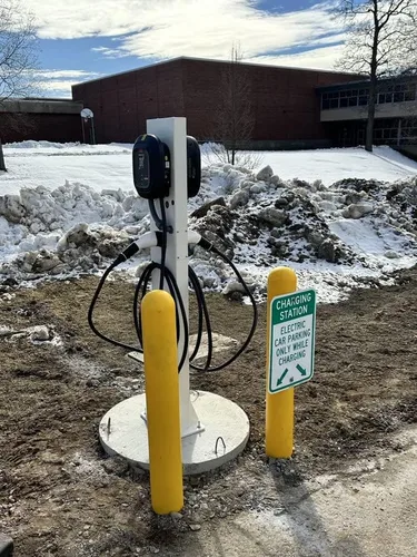 Vista 2 de Señal de estación de carga EV, letrero de estacionamiento de vehículos eléctricos solo mientras se carga, 9 x 12 pulgadas