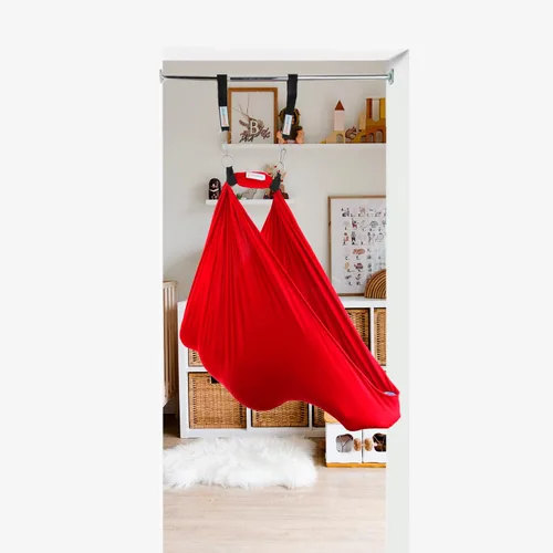 Vista 3 de DreamGYM Doorway Sensory Swing Kit - Columpio de compresión rojo y barra de trapecio con anillos de gimnasio azules
