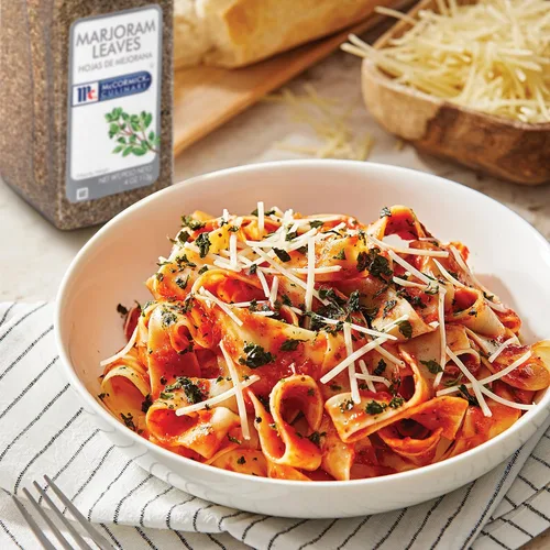 Vista 3 de McCormick Culinary Hojas de mejorana, 4 onzas – Un recipiente de 4 onzas de especias de mejorana para un sabor amargo y mentoso, ideal para guisos
