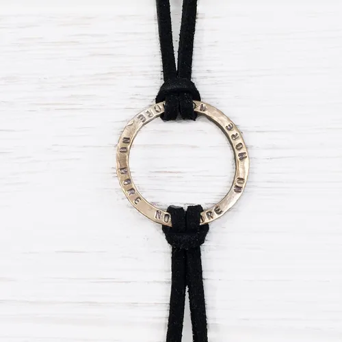 Vista 2 de Pulsera reversible con diseño de círculo infinito de bronce peruano, cordón ajustable de piel de ante sintético negro, pulsera de apoyo de la amistad