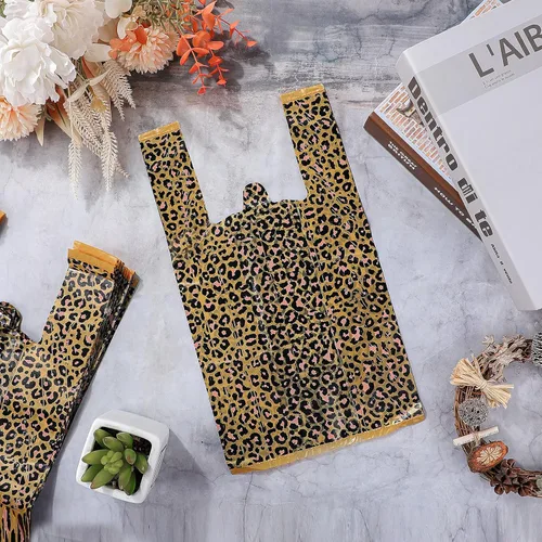 Vista 4 de Outus 50 bolsas de plástico con estampado de leopardo para camisetas grandes con asas para negocios, tienda de comestibles, hogar, mercancía, venta