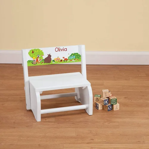 Vista 2 de Fox Valley Traders Taburete y silla 2 en 1 para niños, madera blanca, diseño de animales del bosque con nombre personalizado