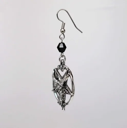 Vista 4 de Baphomet - Pendientes colgantes con diseño de cabeza de cabra invertida, acabado plateado, Peltre, acero quirúrgico