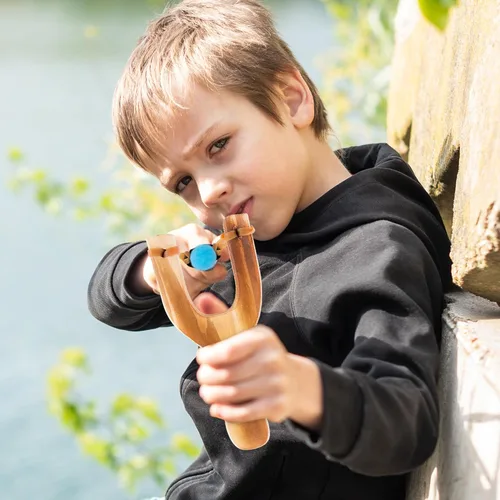 Vista 4 de ArtCreativity Tirachinas de madera con 20 bolas - Tirachinas de madera para niños - Lanza bolas a más de 20 pies - Bolas suaves para juego seguro