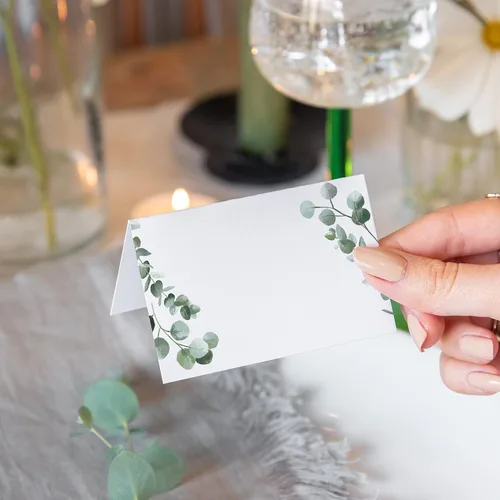 Vista 2 de Manta Makes Tarjetas de lugar con nombre de eucalipto Tarjetas de nombre de mesa plegadas en blanco y verde para recepción de fiesta, cumpleaños